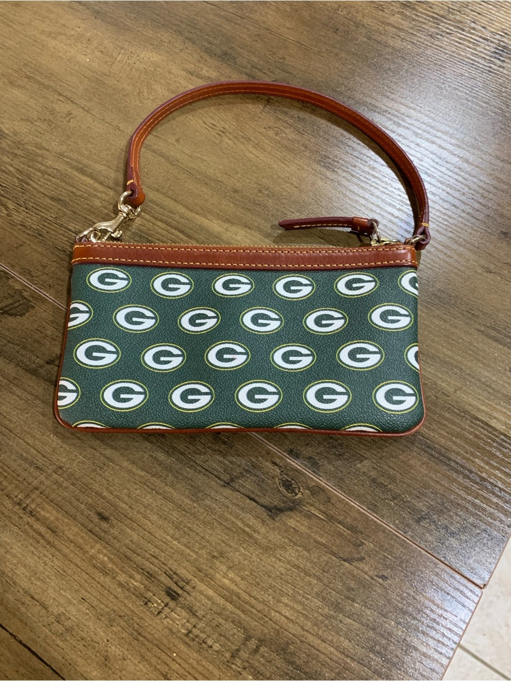 Dooney & Bourke Green Bay Packers NFL Logo Wristlet - Picture 2 of 4